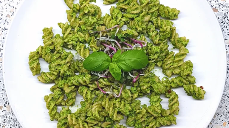 proteinové fusilli s bazalkovo oříškovým pestem